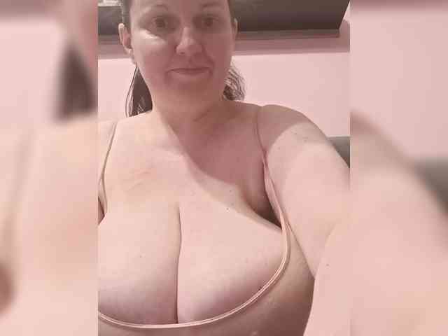 LadyAlma webcam