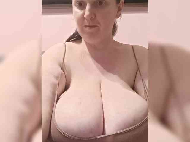 LadyAlma webcam