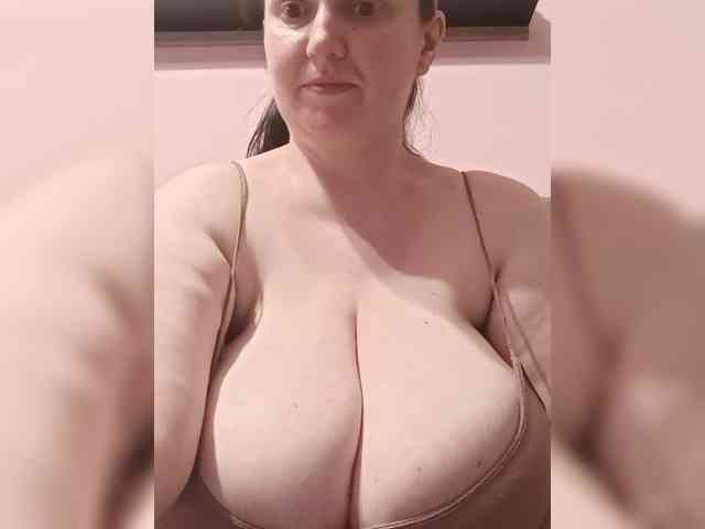 LadyAlma webcam
