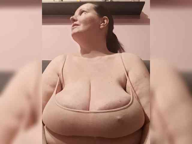 LadyAlma webcam