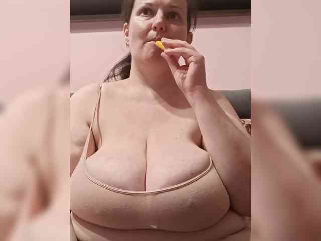 LadyAlma webcam