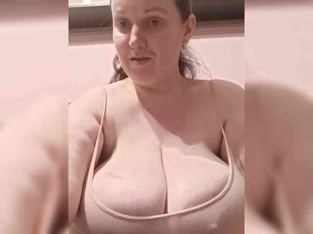 LadyAlma webcam