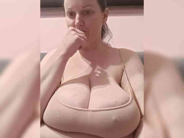 LadyAlma webcam