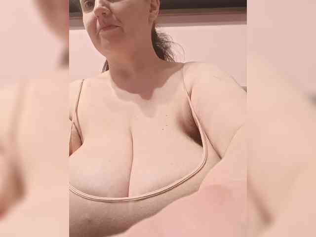LadyAlma webcam