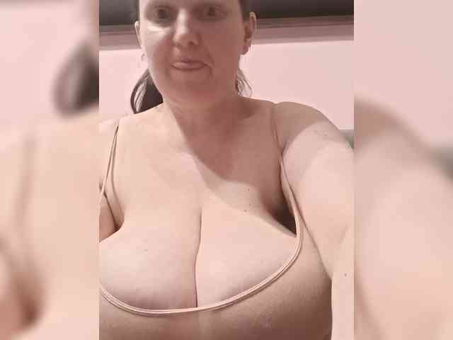 LadyAlma webcam