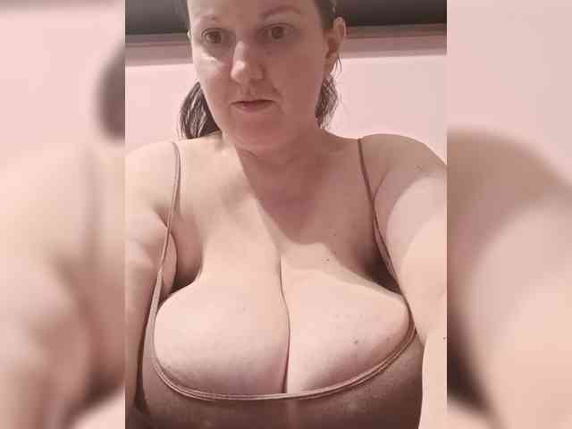 LadyAlma webcam