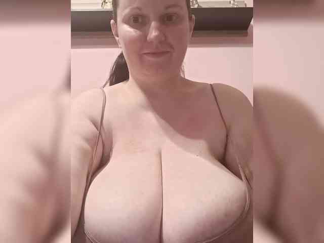 LadyAlma webcam
