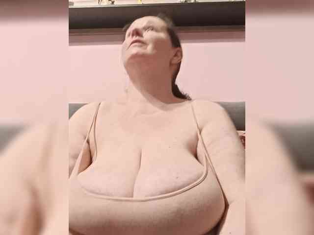 LadyAlma webcam
