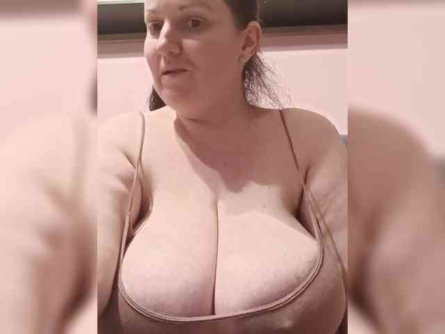 LadyAlma webcam