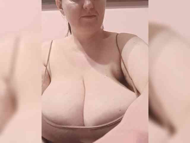 LadyAlma webcam