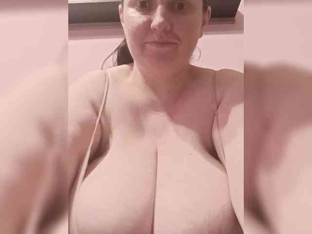 LadyAlma webcam