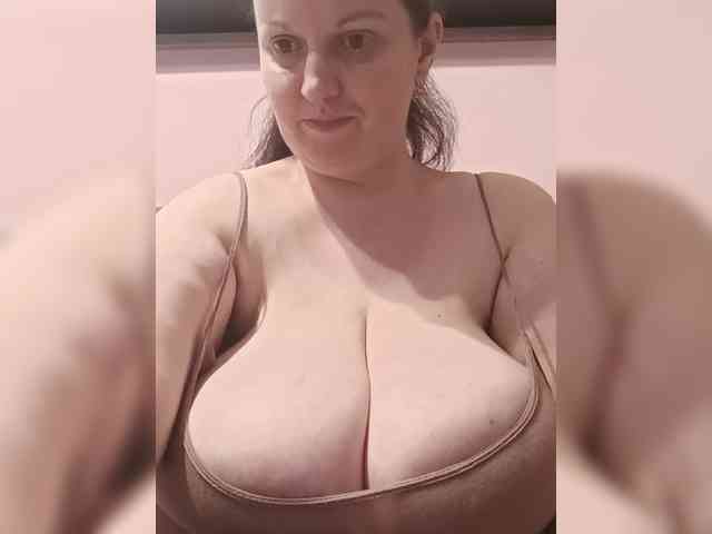 LadyAlma webcam