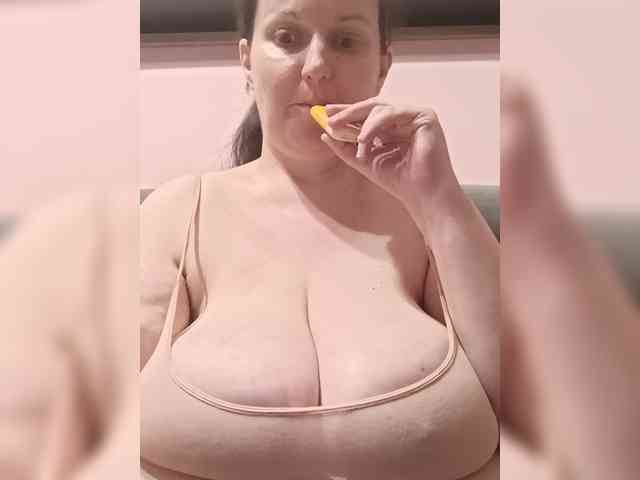 LadyAlma webcam
