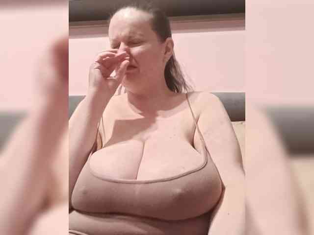 LadyAlma webcam