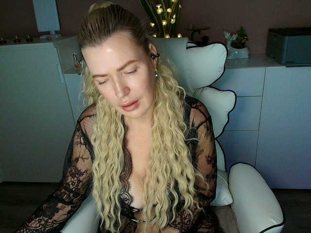 BeLuckyOne live cam on BongaCams
