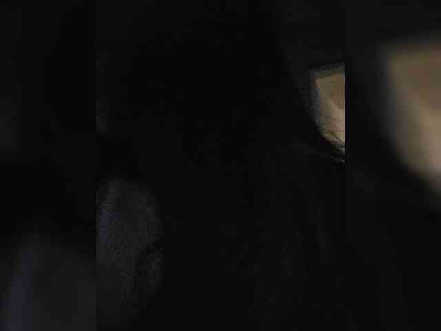 该模特正在直播。 Taanni