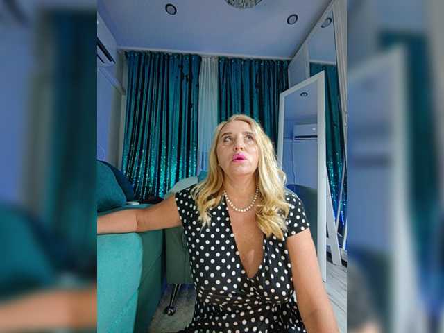 EvelynDreamy live cam on BongaCams