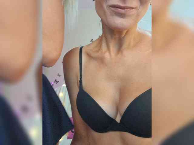 businka11223a Sex Cam Show