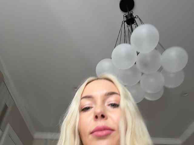WhiteGirl-one webcam