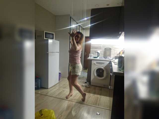 Kira183 live cam on BongaCams