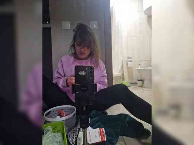 Kira183 webcam