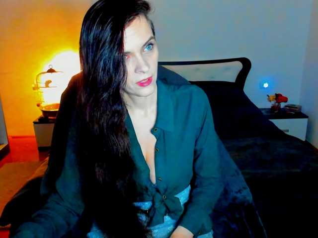 SexQueen11, en directo ahora en BongaCams