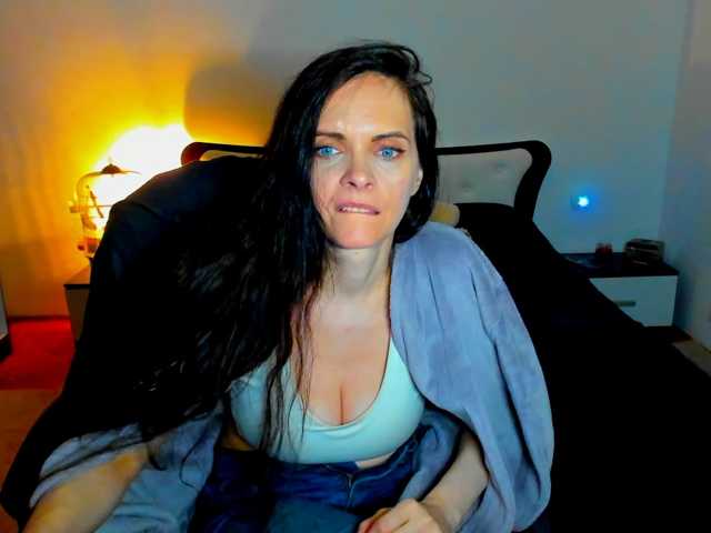 SexQueen11 live cam on BongaCams