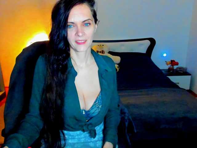 SexQueen11 live cam on BongaCams