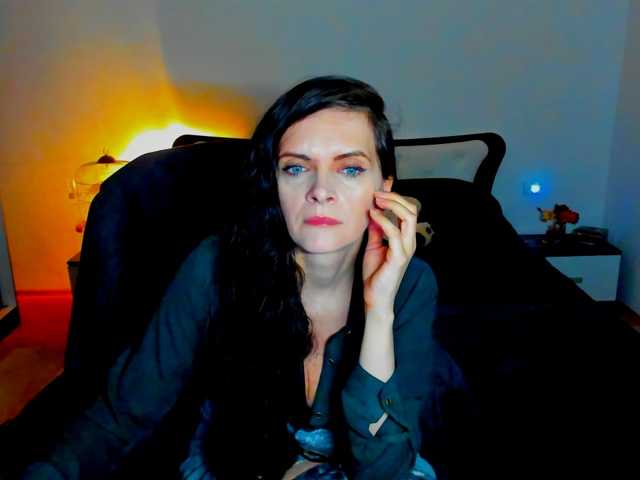 SexQueen11, en directo ahora en BongaCams