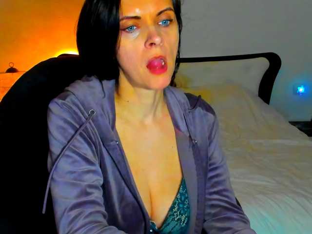 SexQueen11 live cam on BongaCams