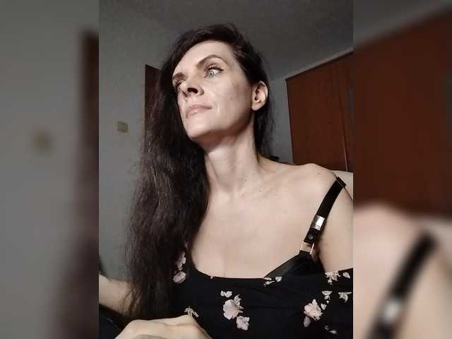SexQueen11 live cam on BongaCams