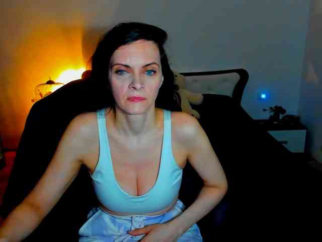 SexQueen11 webcam