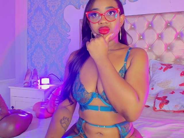 CaseyMoons Live Cam on BongaCams