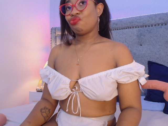 CaseyMoons live cam on BongaCams