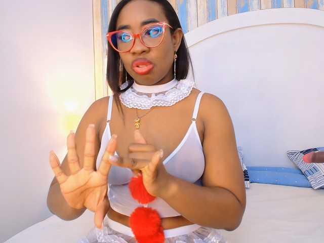 CaseyMoons live cam on BongaCams