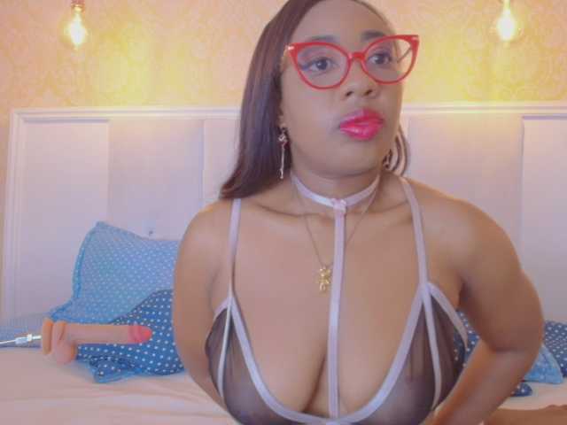 CaseyMoons live cam on BongaCams