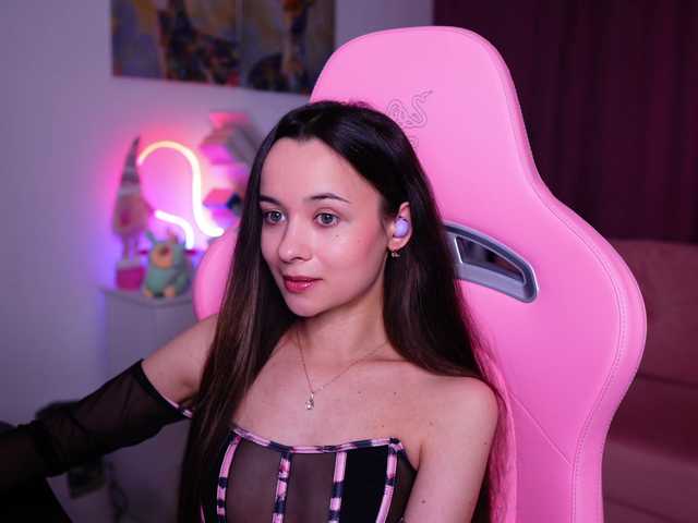 le modèle JuicyAngel est en webcam porno dans un show sur le site bongacams, il possède les tags suivants: White/Caucasian,Brunette,Shaved