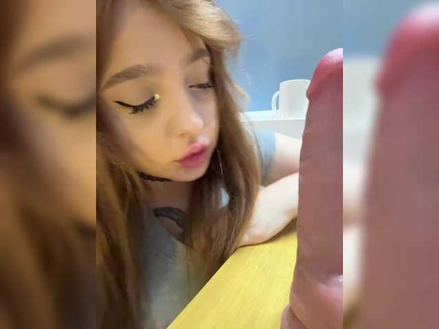 LittleDelora live cam on BongaCams