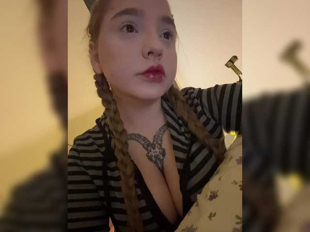 LittleDelora live cam on BongaCams