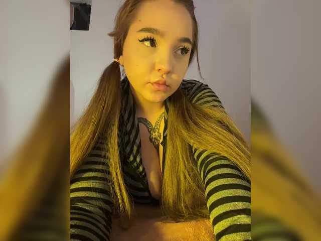 LittleDelora live cam on BongaCams