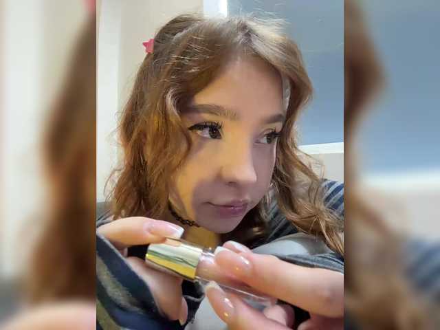 LittleDelora live webcam show