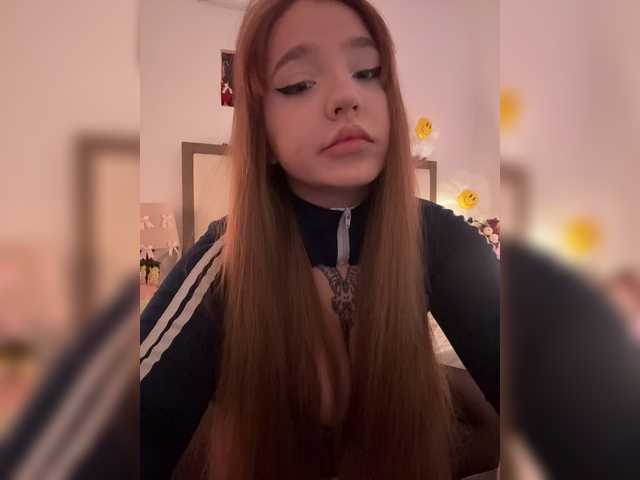 LittleDelora live stream preview