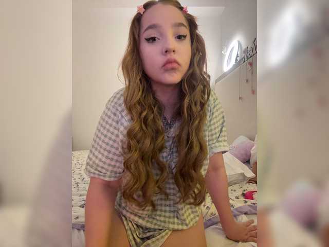 LittleDelora live cam on BongaCams
