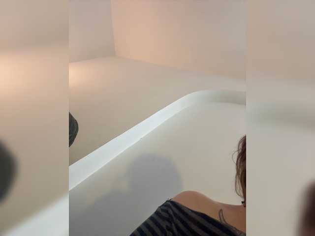 LittleDelora live cam on BongaCams