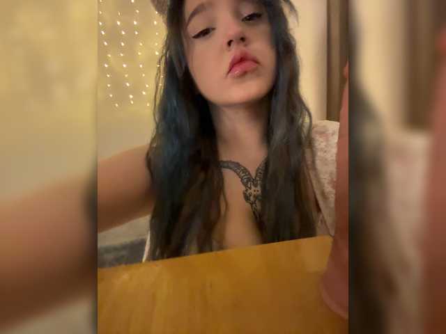 LittleDelora live cam on BongaCams
