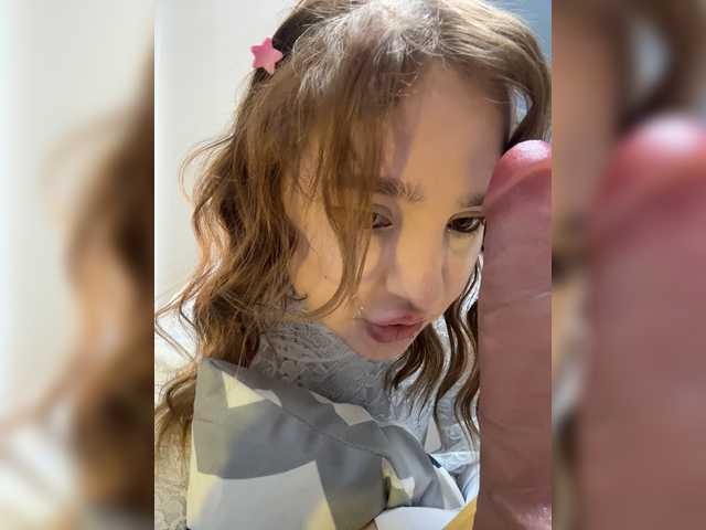 LittleDilara live webcam show