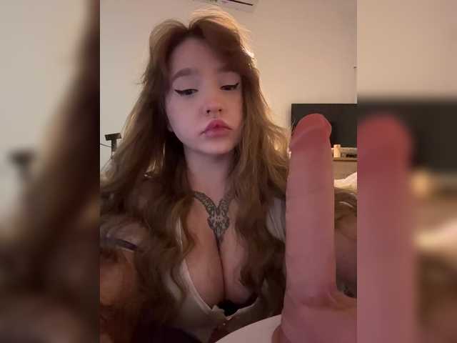 LittleDelora live cam on BongaCams