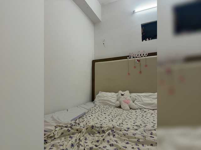 LittleDelora live cam on BongaCams