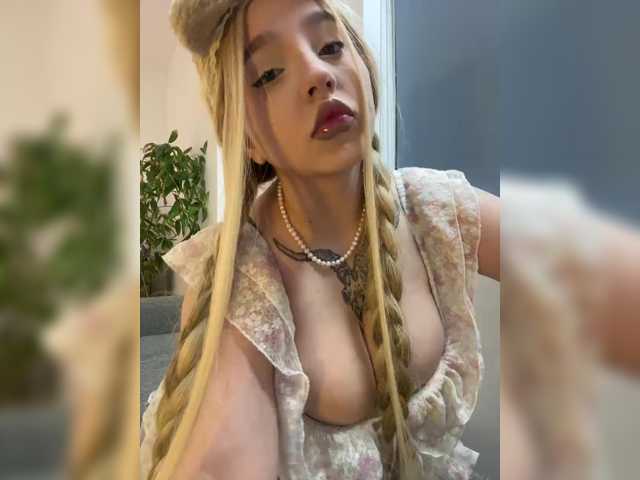 LittleDelora live cam preview