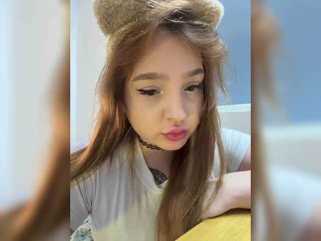 LittleDelora live cam on BongaCams